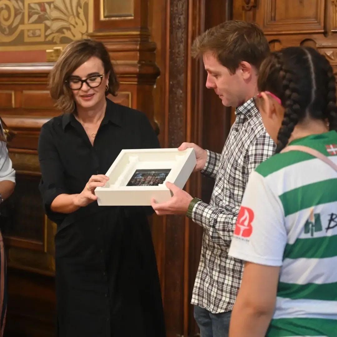 El presidente del club entregando un obsequio a la Diputada General de Bizkaia