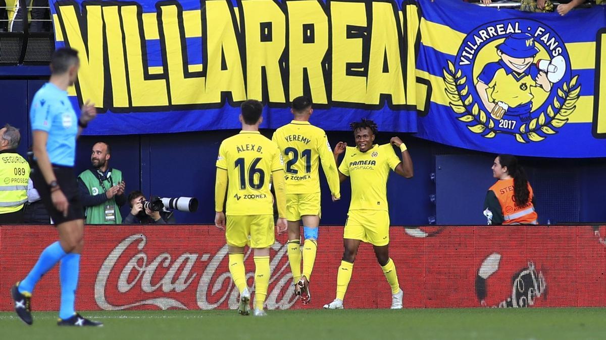 Chukwueze celebra con sus compañeros después de marcar un gol al Valencia.