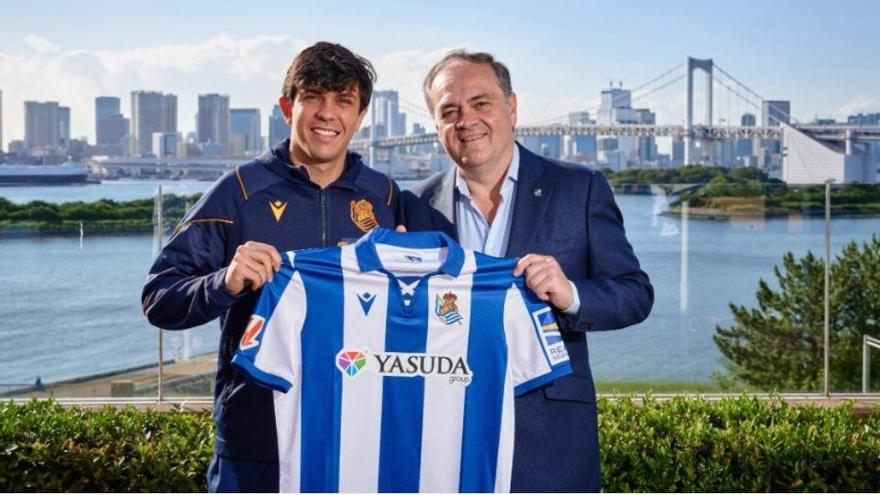 Jon Mikel posando junto a Jokin Aperribay. / REAL SOCIEDAD