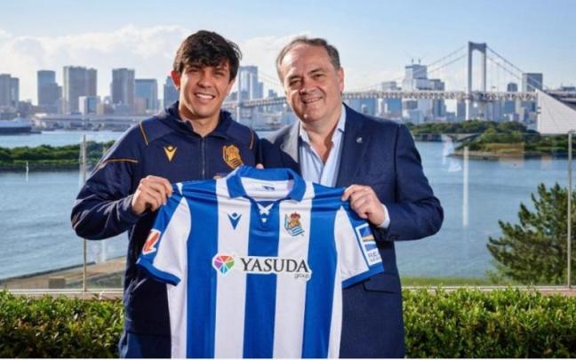 Jon Mikel posando junto a Jokin Aperribay. / REAL SOCIEDAD