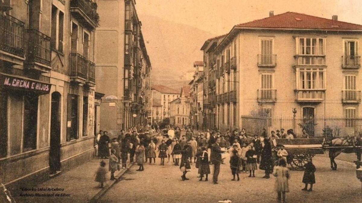 Vista de la calle Estación en una foto antigua que permite constatar la evolución que ha sufrido con el paso del tiempo