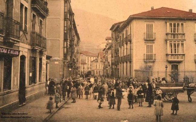 Vista de la calle Estación en una foto antigua que permite constatar la evolución que ha sufrido con el paso del tiempo / Archivo municipal Vista de la calle Estación en una foto antigua que permite constatar la evolución que ha sufrido con el paso del tiempo