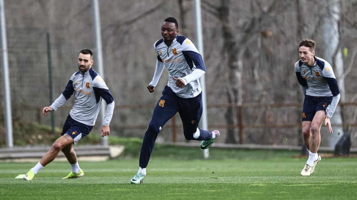 Sadiq, en un entrenamiento con la Real. REAL SOCIEDAD