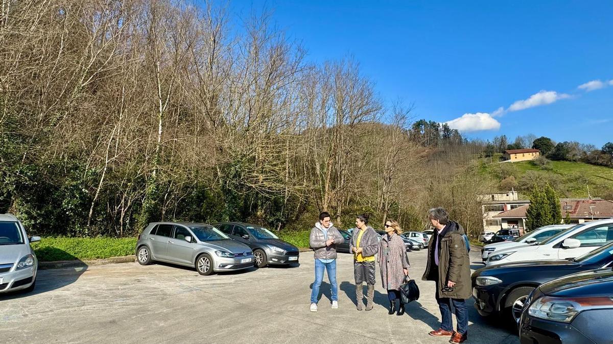 La diputada general Eider Mendoza visitó las obras de ampliación que se están llevando a cabo en el aparcamiento de Jardiñeta