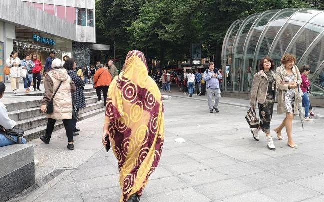 Elma Saiz dice que la regularización de migrantes convierte al Estado español "en un país mejor"