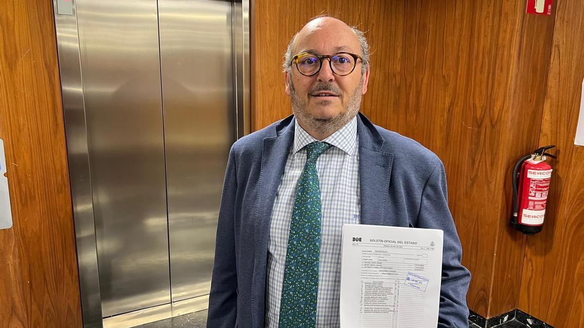Rafa Ansó presenta ante la junta electoral la documentación completa para su candidatura independiente.