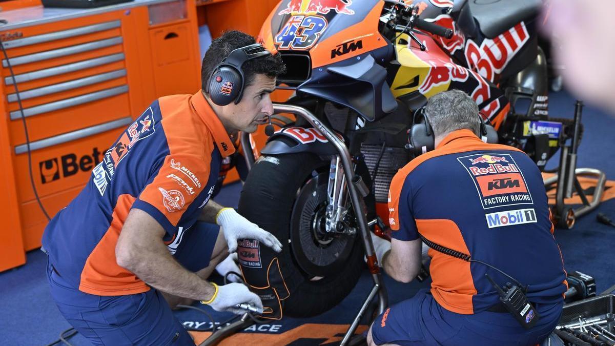 Dos mecánicos de Red Bull KTM Factory Racing durante el último Gran Premio de Catalunya.