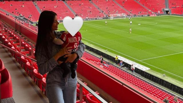 Patricia Morales junto a su hijo Niko en la grada de San Mamés.