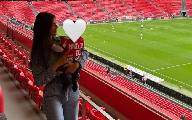 Patricia Morales junto a su hijo Niko en la grada de San Mamés.