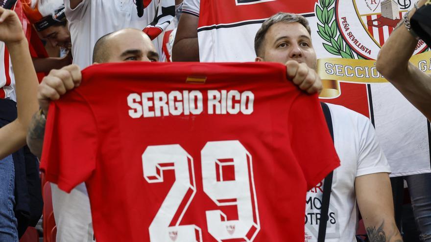 Seguidores del Sevilla FC muestran una camiseta en apoyo al jugador exsevillista Sergio Rico.