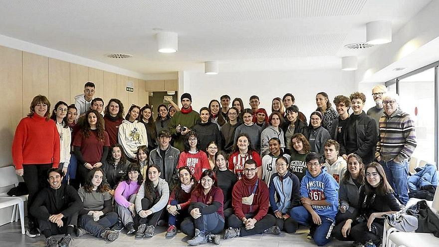 La consejera Ana Ollo, junto a los jóvenes participantes en la Ruta del Exilio. | FOTO: GN