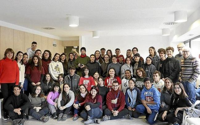 La consejera Ana Ollo, junto a los jóvenes participantes en la Ruta del Exilio. | FOTO: GN