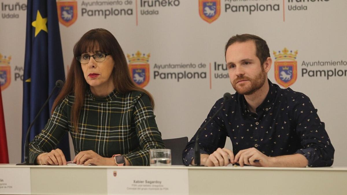 Maite Esporr&iacute;n y Xabier Sagardoy, en una rueda de prensa.