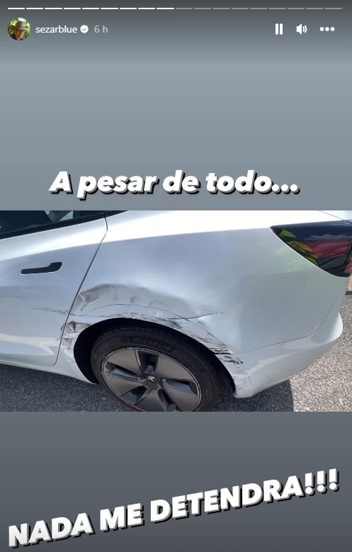 La historia en la que muestra parte de los destrozos en el Tesla.