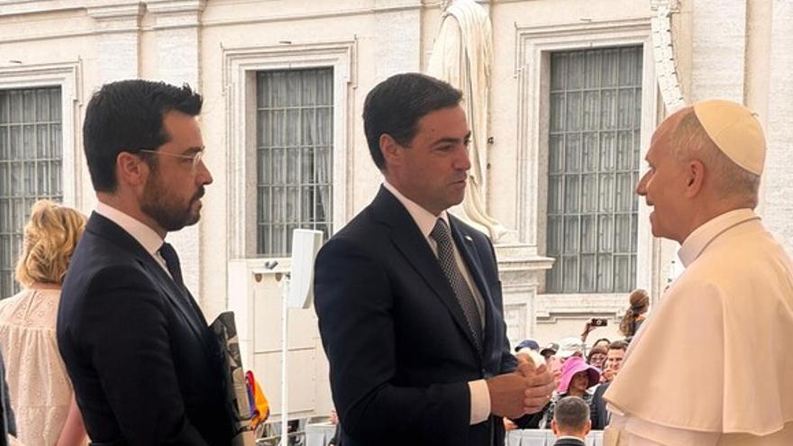 Pradales entrega al papa León XIV varios obsequios ligados al 'Guernica', la paz y el euskera