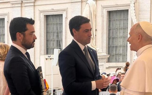 Pradales entrega al papa León XIV varios obsequios ligados al 'Guernica', la paz y el euskera