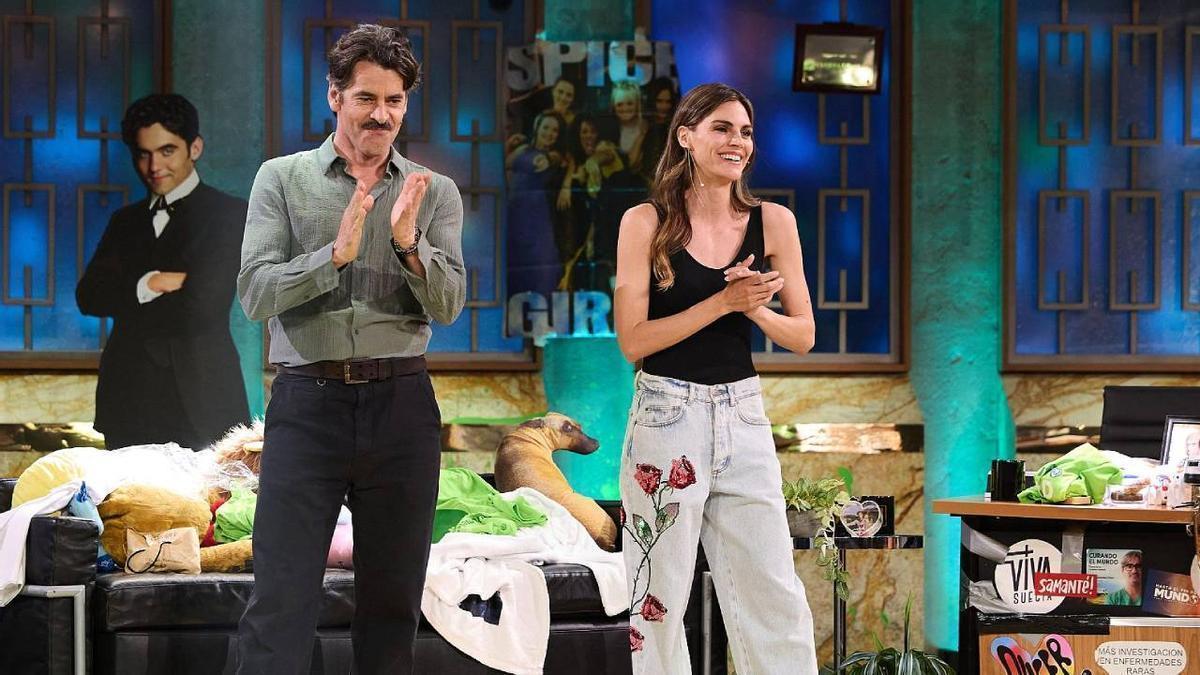 Eduardo Noriega junto con Amaia Salamanca en 'La Revuelta'