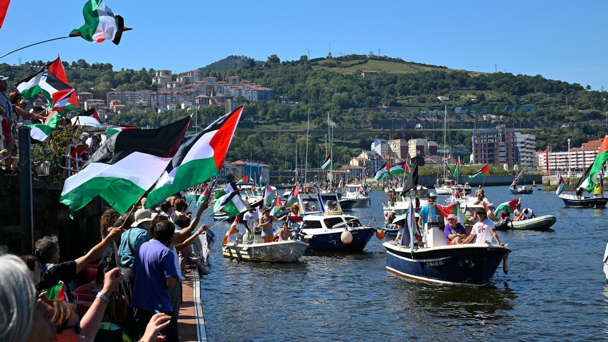 En imágenes: marcha marítima por la ría en solidaridad con Palestina desde Santurtzi