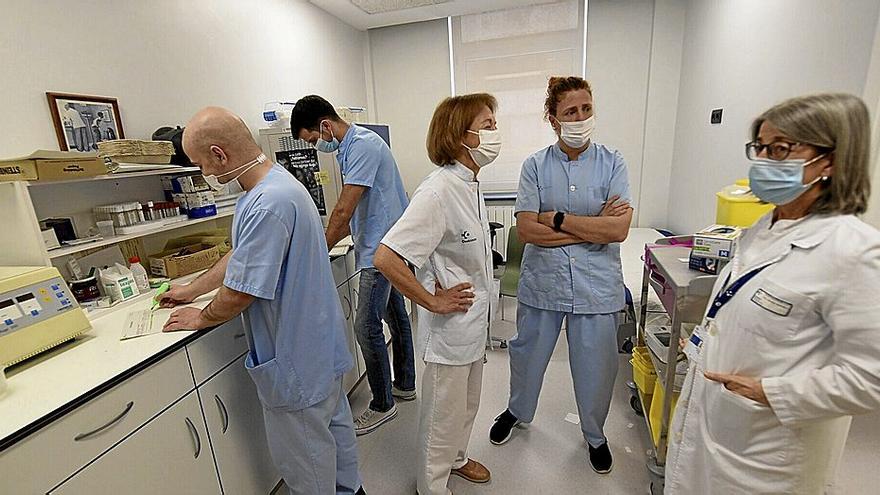 Equipo que realiza el seguimiento de las ETS, con las doctoras López de Munain (a la izquierda), Barberá, a la derecha. y la enfermera Beaskoetxea, en el centro.