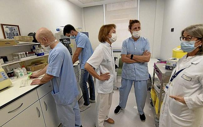 Equipo que realiza el seguimiento de las ETS, con las doctoras López de Munain (a la izquierda), Barberá, a la derecha. y la enfermera Beaskoetxea, en el centro. Equipo que realiza el seguimiento de las ETS, con las doctoras López de Munain (a la izquierda), Barberá, a la derecha. y la enfermera Beaskoetxea, en el centro.