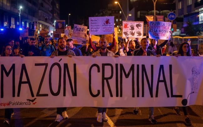 Movilización en Barcelona solicitando la dimisión de Carlos Mazón. / EP Movilización en Barcelona solicitando la dimisión de Carlos Mazón.