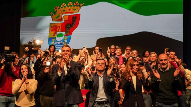 El secretario general del PSOE y presidente del Gobierno, Pedro Sánchez (i) y el candidato socialista a la Presidencia de la Junta, Miguel Ángel Gallardo (2i), participan en el acto de cierre de campaña electoral