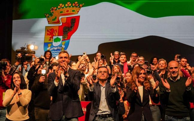 El secretario general del PSOE y presidente del Gobierno, Pedro Sánchez (i) y el candidato socialista a la Presidencia de la Junta, Miguel Ángel Gallardo (2i), participan en el acto de cierre de campaña electoral