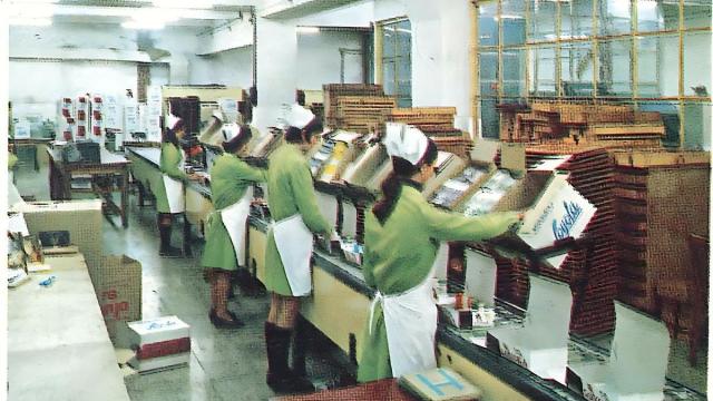 Mujeres trabajando en Chocolates Loyola.