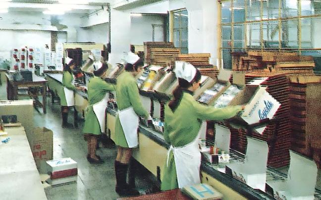 Mujeres trabajando en Chocolates Loyola.