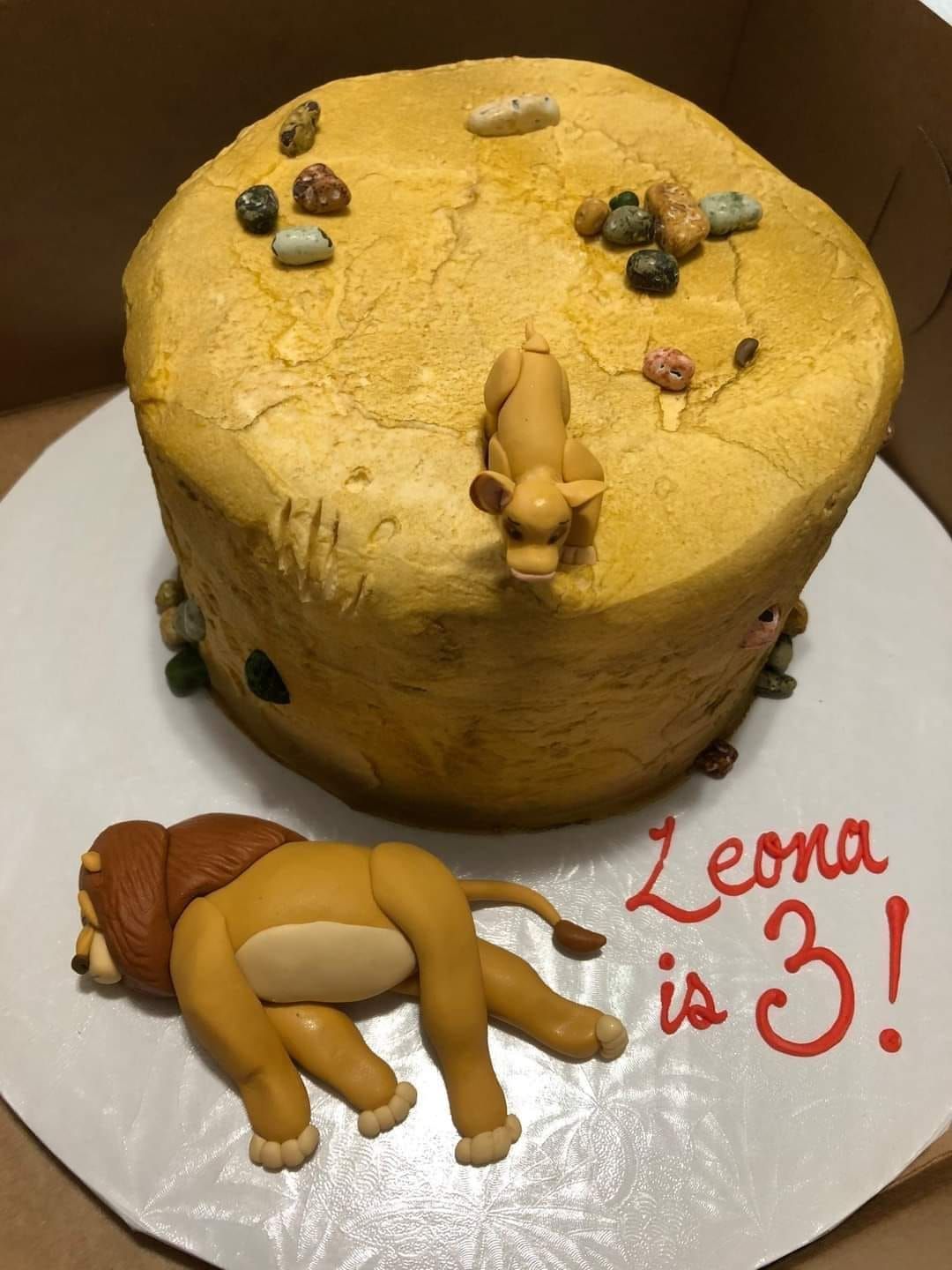 La tarta, con la escena que pidió la niña.