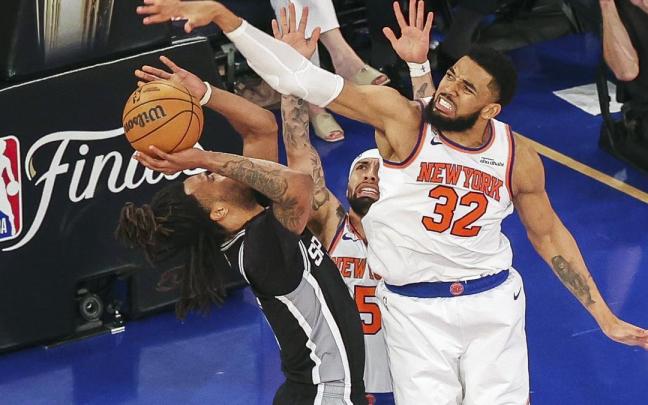 Los Knicks culminan una remontada imposible y rozan el anillo (107-106)