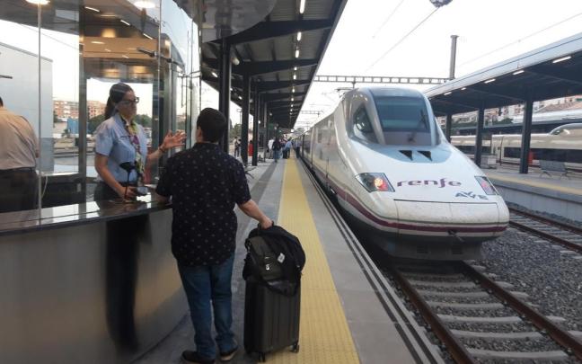 AVE en la estación de trenes de Granada.
