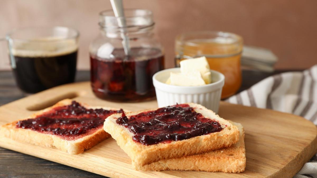 Dos apetecibles tostadas con mermelada. Dos apetecibles tostadas con mermelada.