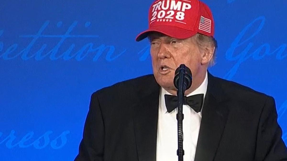 Trump, con su característica gorra en la que apunta a una nueva candidatura en 2028.