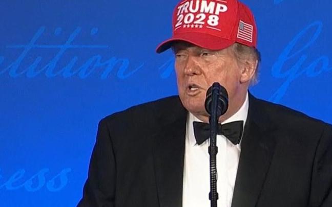 Trump, con su característica gorra en la que apunta a una nueva candidatura en 2028.