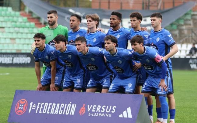 Plantilla del Ourense FC al comienzo de un partido. IG: @ourensecf