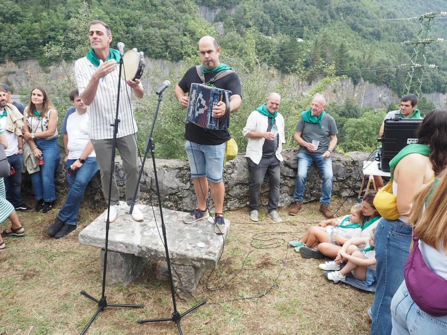 Trikitilaris y bertsolaris se han encargado de caldear el ambiente de la romería de Santa Ana.