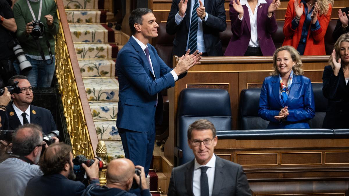 Pedro Sánchez aplaude tras ser investido presidente en el Congreso.