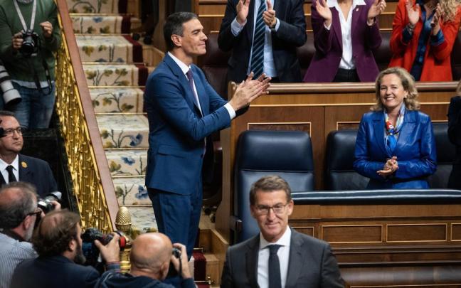 Pedro Sánchez aplaude tras ser investido presidente en el Congreso.