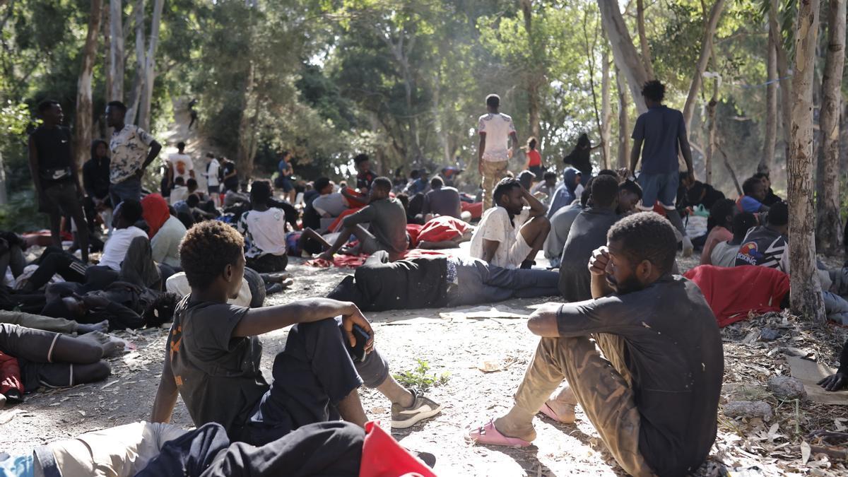 Varios migrantes descansan en Ceuta.