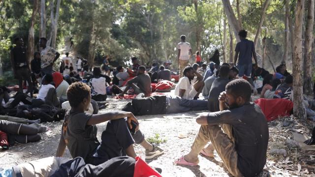 Varios migrantes descansan en Ceuta.