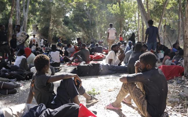 Varios migrantes descansan en Ceuta.
