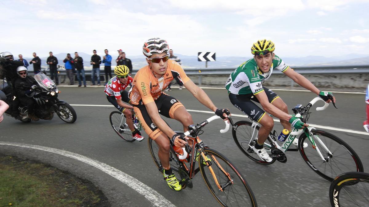 Mikel Landa rueda en la Itzulia de 2013 con el maillot del Euskaltel-Euskadi junto a Omar Fraile en la ascensión a La Arboleda.