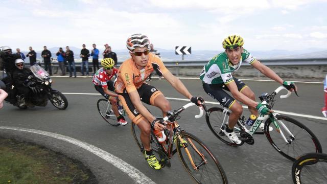 Mikel Landa rueda en la Itzulia de 2013 con el maillot del Euskaltel-Euskadi junto a Omar Fraile en la ascensión a La Arboleda.