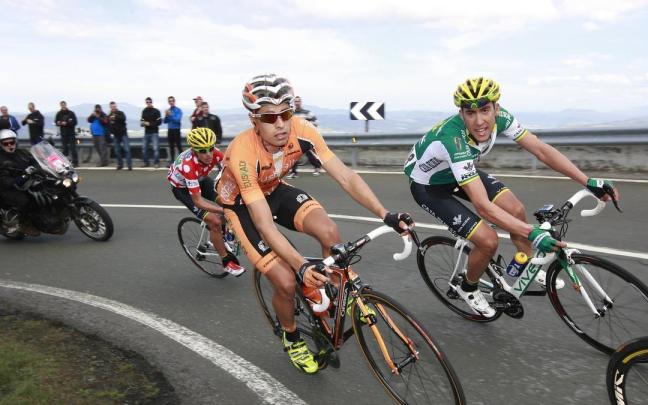 Mikel Landa rueda en la Itzulia de 2013 con el maillot del Euskaltel-Euskadi junto a Omar Fraile en la ascensión a La Arboleda.