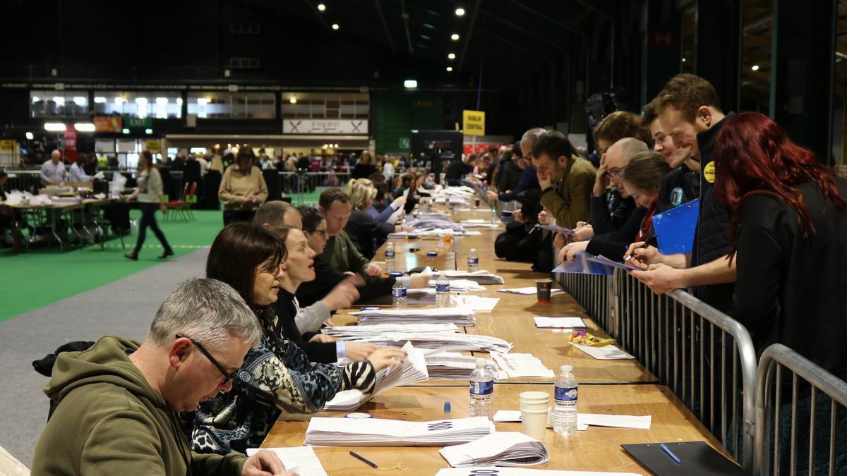 Una mesa electoral en Irlanda.