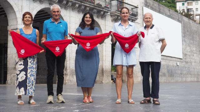 Representantes del Ayuntamiento y personas vinculadas al ayer y el hoy del Instituto de Elgoibar han participado en la presentación del programa de fiestas de San Bartolomé.
