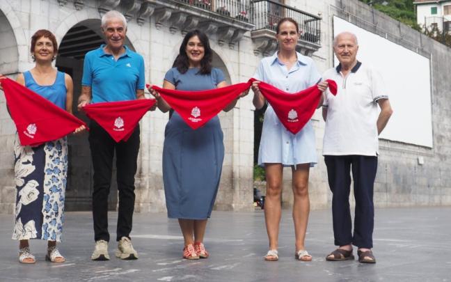 Representantes del Ayuntamiento y personas vinculadas al ayer y el hoy del Instituto de Elgoibar han participado en la presentación del programa de fiestas de San Bartolomé.
