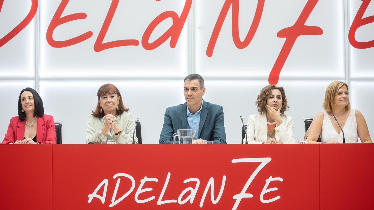 La secretaria de Organización del PSOE, Rebeca Torró; la presidenta del PSOE, Cristina Narbona: el presidente del Gobierno, Pedro Sánchez; la vicesecretaria general del PSOE, vicepresidenta primera del Gobierno y ministra de Hacienda, Mar&#