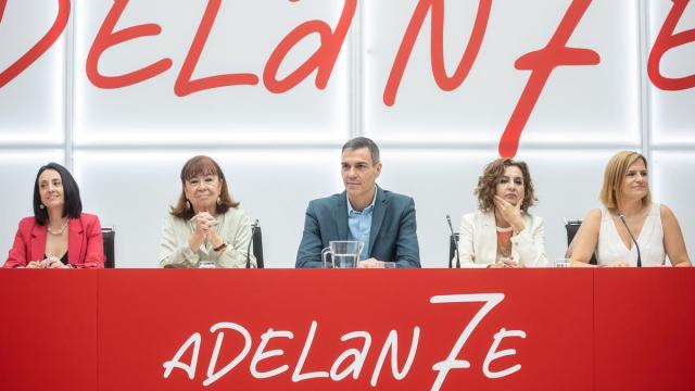 La secretaria de Organización del PSOE, Rebeca Torró; la presidenta del PSOE, Cristina Narbona: el presidente del Gobierno, Pedro Sánchez; la vicesecretaria general del PSOE, vicepresidenta primera del Gobierno y ministra de Hacienda, Mar&#
